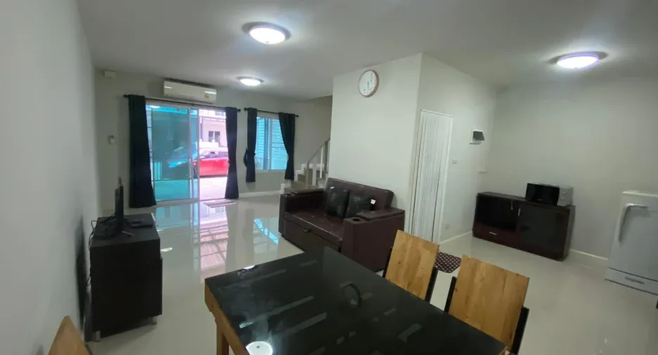 For rent 3 bedrooms townhouse in Saraphi, Chiang Mai