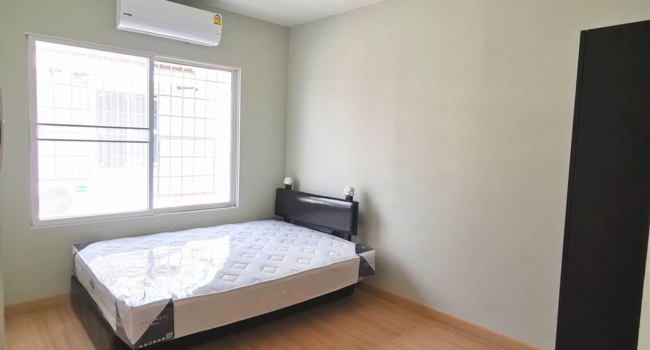 For rent 3 bedrooms townhouse in Saraphi, Chiang Mai