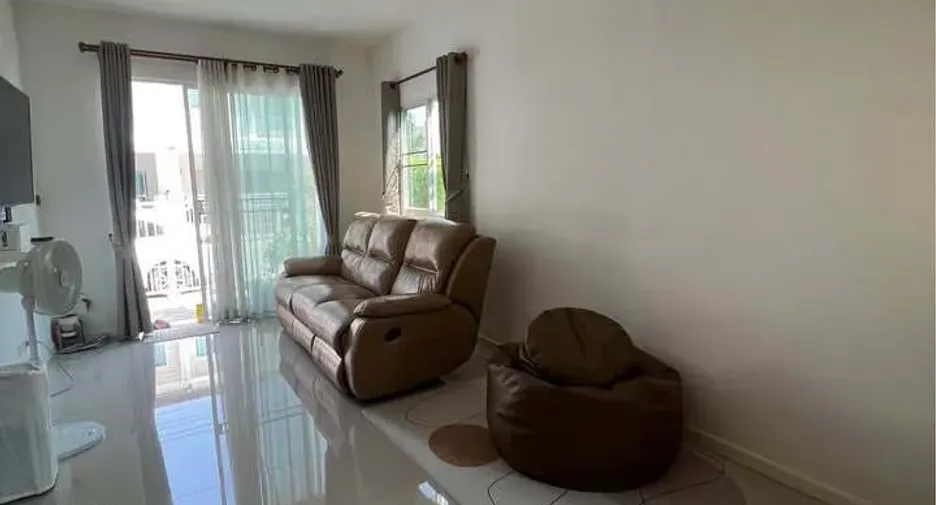 Casa adosada en alquiler de 3 habitaciones en Mueang Chiang Mai, Chiang Mai