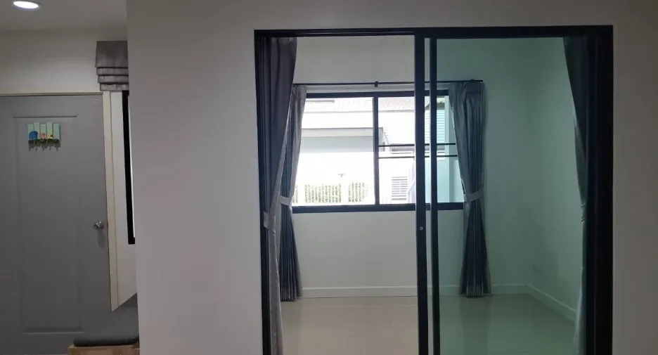 For rent 2 bedrooms townhouse in San Kamphaeng, Chiang Mai