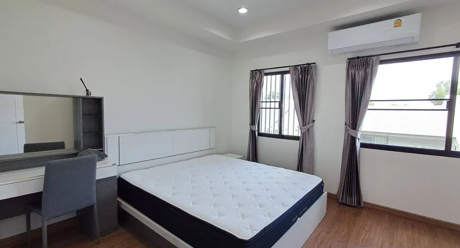 For rent 2 bedrooms townhouse in San Kamphaeng, Chiang Mai