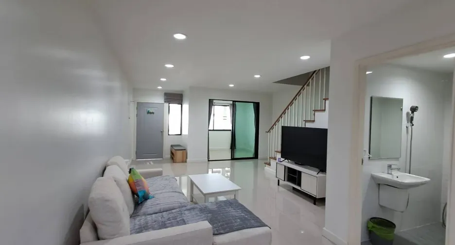 For rent 2 bedrooms townhouse in San Kamphaeng, Chiang Mai