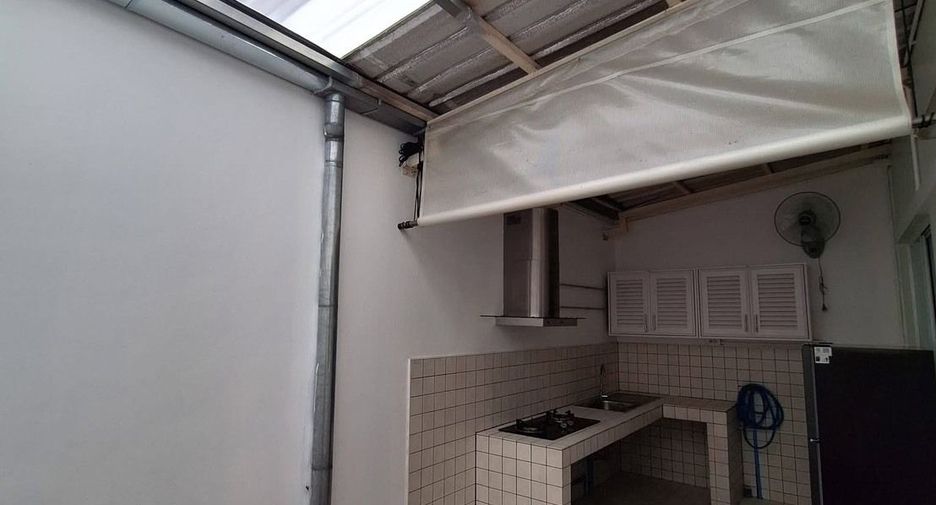 For rent 3 bedrooms townhouse in Mueang Chiang Mai, Chiang Mai