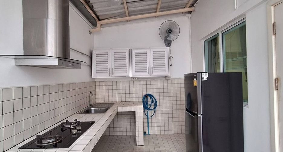For rent 3 bedrooms townhouse in Mueang Chiang Mai, Chiang Mai