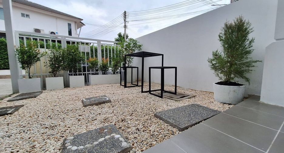 For rent 3 bedrooms townhouse in Mueang Chiang Mai, Chiang Mai