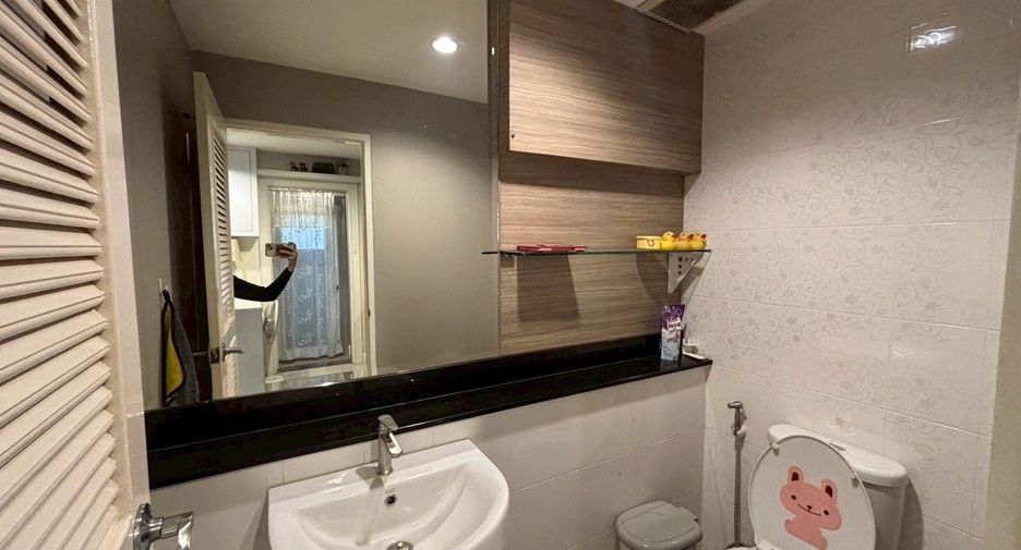 For rent 2 bedrooms townhouse in Mueang Chiang Mai, Chiang Mai