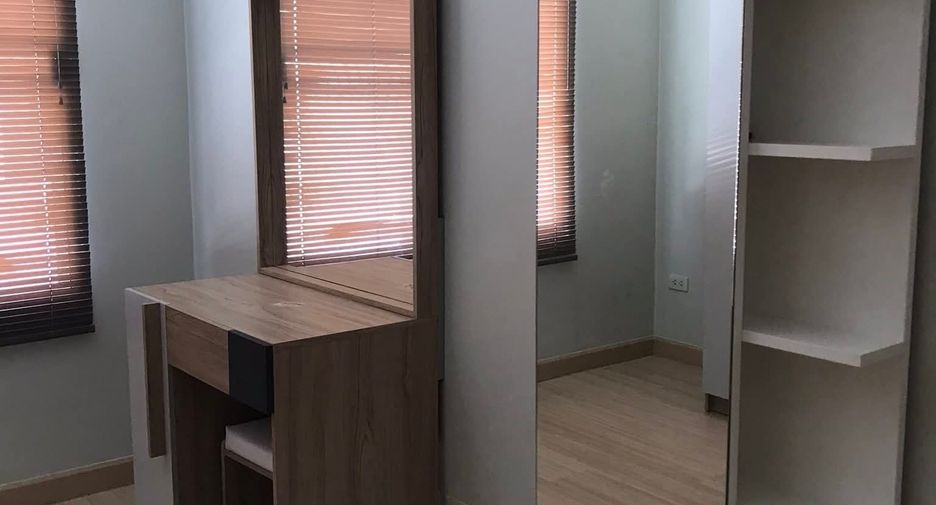 For rent 3 bedrooms townhouse in Saraphi, Chiang Mai