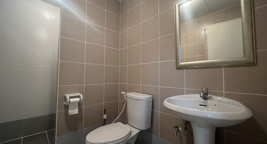 For rent 3 bedrooms townhouse in Saraphi, Chiang Mai