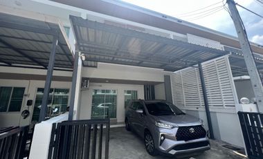 For rent 3 bedrooms townhouse in Saraphi, Chiang Mai