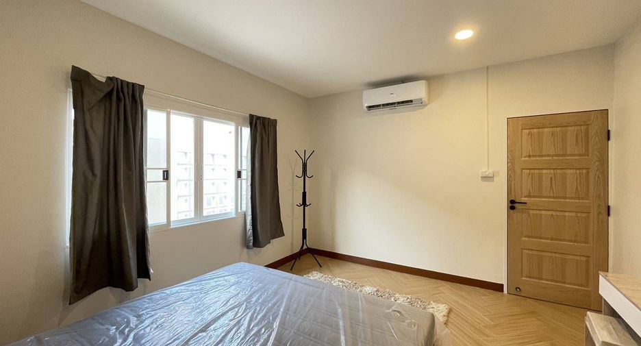For rent 2 bedrooms townhouse in Mueang Chiang Mai, Chiang Mai