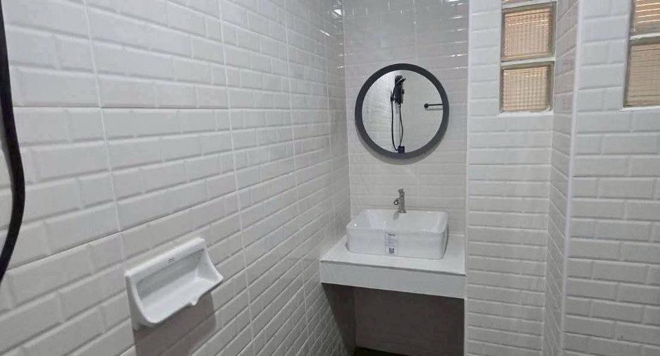 For rent 4 bedrooms townhouse in Mueang Chiang Mai, Chiang Mai