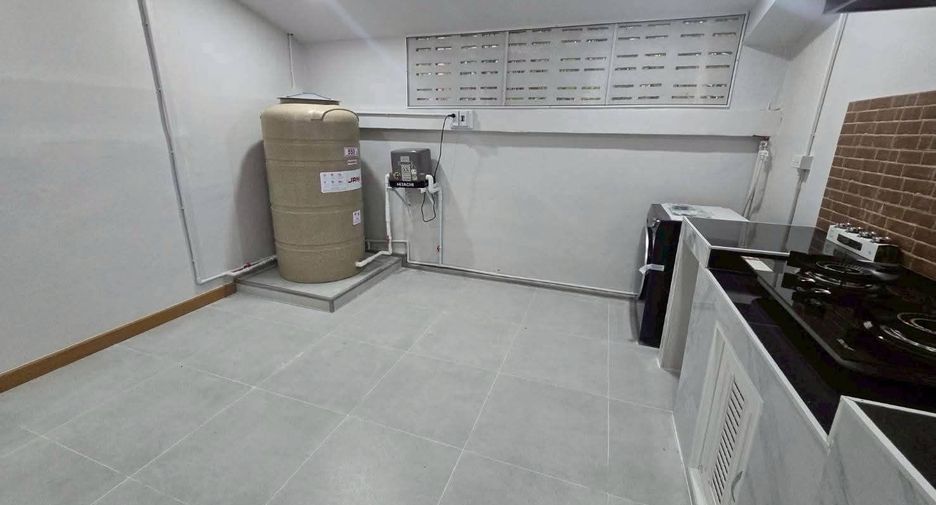 For rent 4 bedrooms townhouse in Mueang Chiang Mai, Chiang Mai
