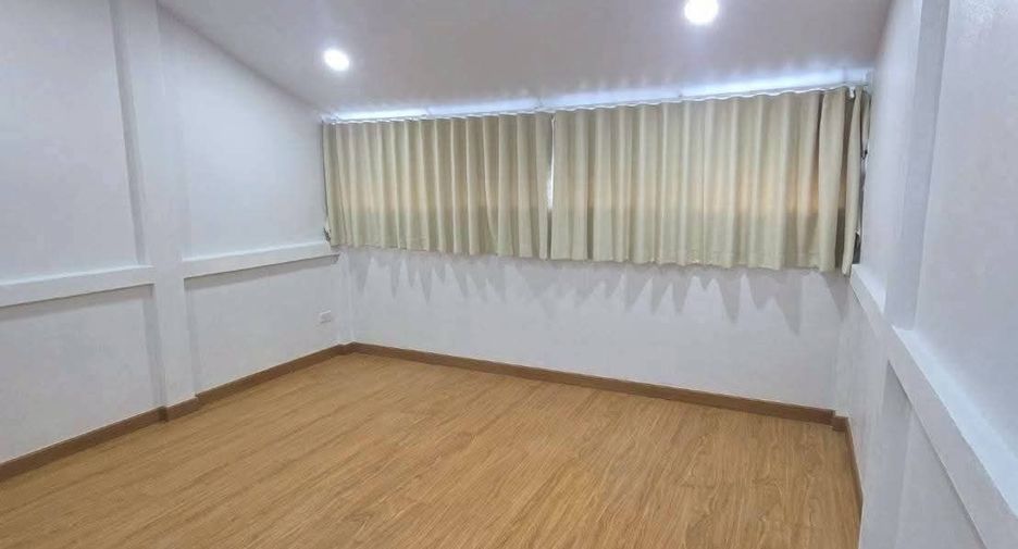 For rent 4 bedrooms townhouse in Mueang Chiang Mai, Chiang Mai