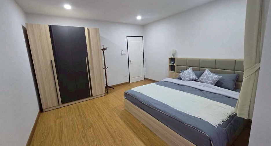 For rent 4 bedrooms townhouse in Mueang Chiang Mai, Chiang Mai