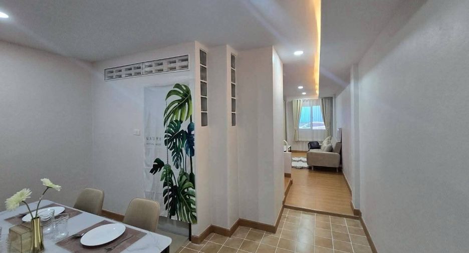 For rent 4 bedrooms townhouse in Mueang Chiang Mai, Chiang Mai