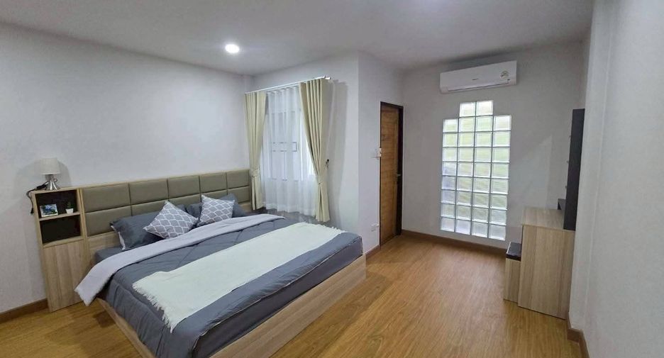 For rent 4 bedrooms townhouse in Mueang Chiang Mai, Chiang Mai
