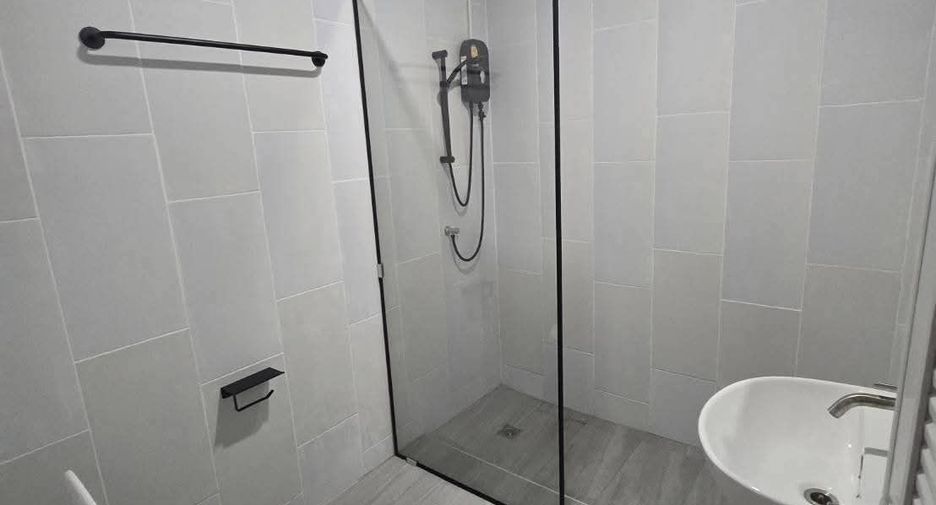 For rent 4 bedrooms townhouse in Mueang Chiang Mai, Chiang Mai