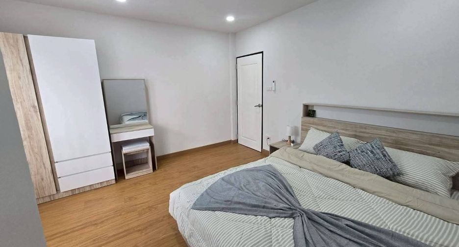 For rent 4 bedrooms townhouse in Mueang Chiang Mai, Chiang Mai