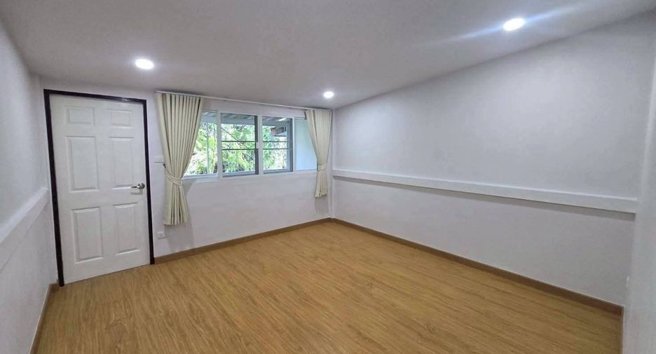 For rent 4 bedrooms townhouse in Mueang Chiang Mai, Chiang Mai