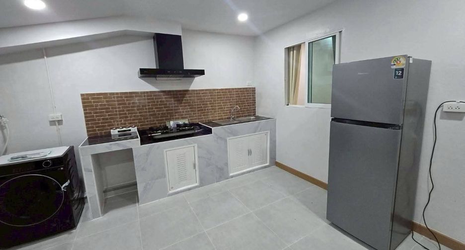 For rent 4 bedrooms townhouse in Mueang Chiang Mai, Chiang Mai
