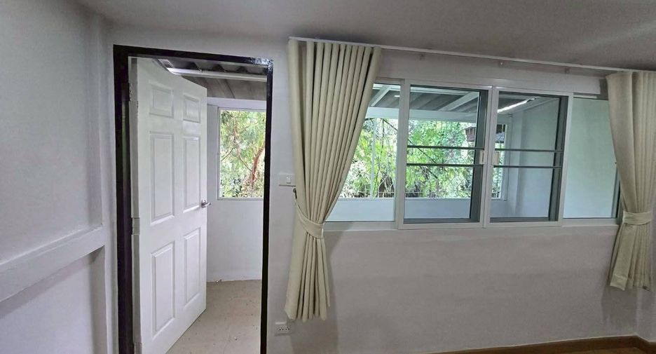 For rent 4 bedrooms townhouse in Mueang Chiang Mai, Chiang Mai