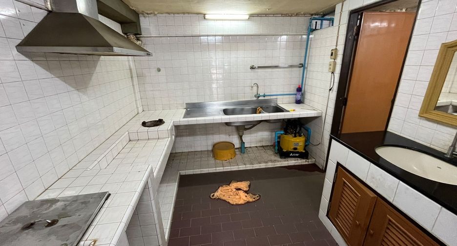 For rent 3 ベッドルーム townhouse in Din Daeng, Bangkok
