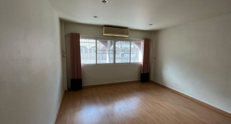 For rent 3 ベッドルーム townhouse in Din Daeng, Bangkok
