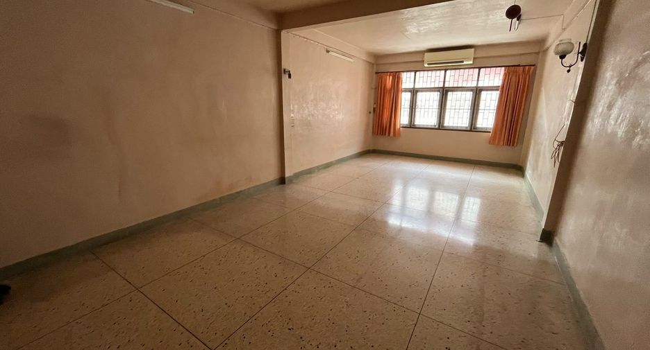 For rent 3 ベッドルーム townhouse in Din Daeng, Bangkok