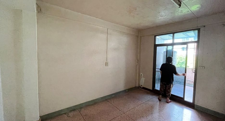 For rent 3 ベッドルーム townhouse in Din Daeng, Bangkok