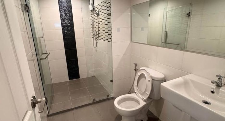 For rent 2 bedrooms condo in Huai Khwang, Bangkok