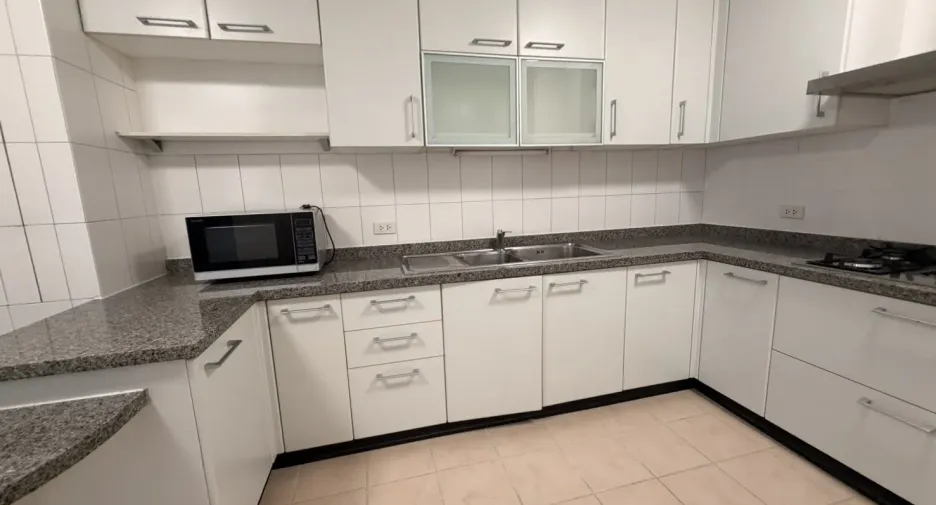 For rent 3 bedrooms condo in Khlong Toei, Bangkok