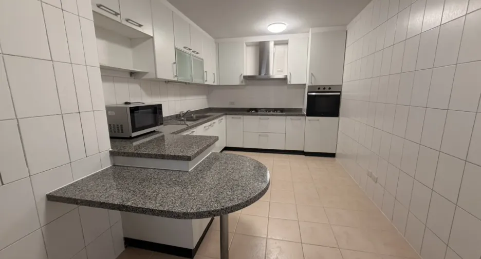 For rent 3 bedrooms condo in Khlong Toei, Bangkok