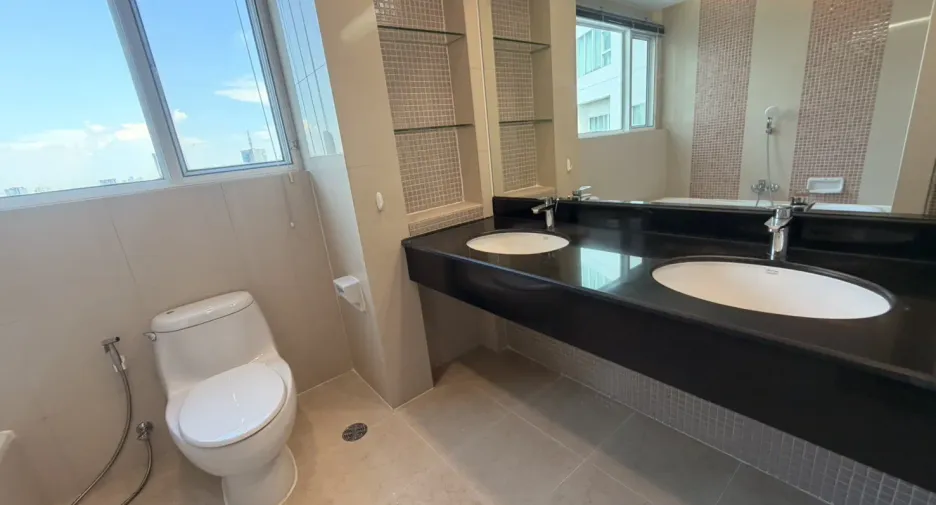 For rent 3 bedrooms condo in Khlong Toei, Bangkok