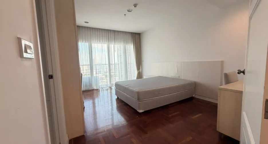 For rent 3 bedrooms condo in Khlong Toei, Bangkok