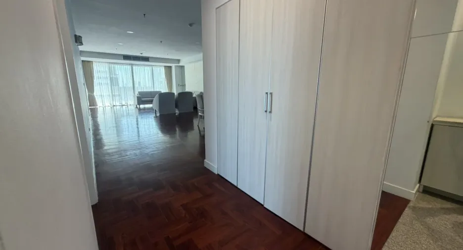 For rent 3 bedrooms condo in Khlong Toei, Bangkok