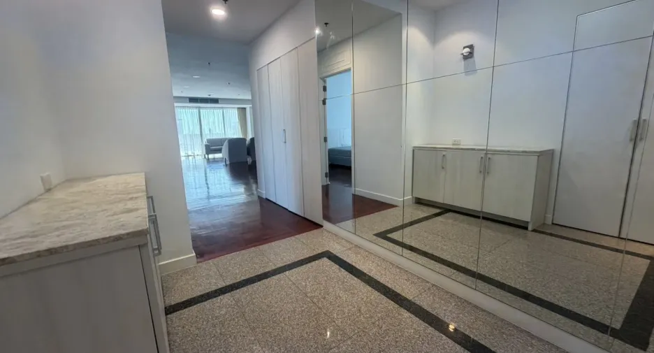 For rent 3 bedrooms condo in Khlong Toei, Bangkok