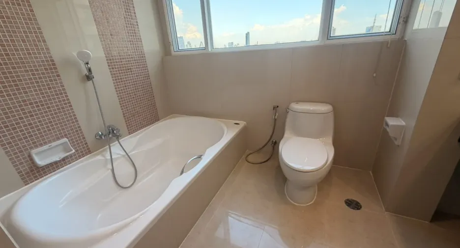For rent 3 bedrooms condo in Khlong Toei, Bangkok