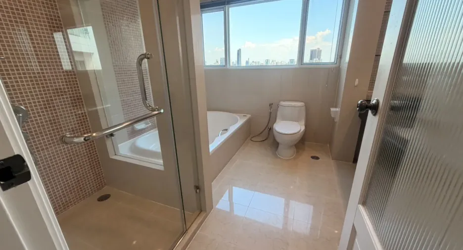 For rent 3 bedrooms condo in Khlong Toei, Bangkok