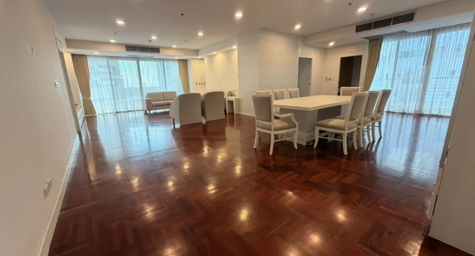 For rent 3 bedrooms condo in Khlong Toei, Bangkok