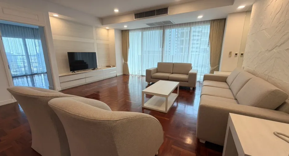 For rent 3 bedrooms condo in Khlong Toei, Bangkok