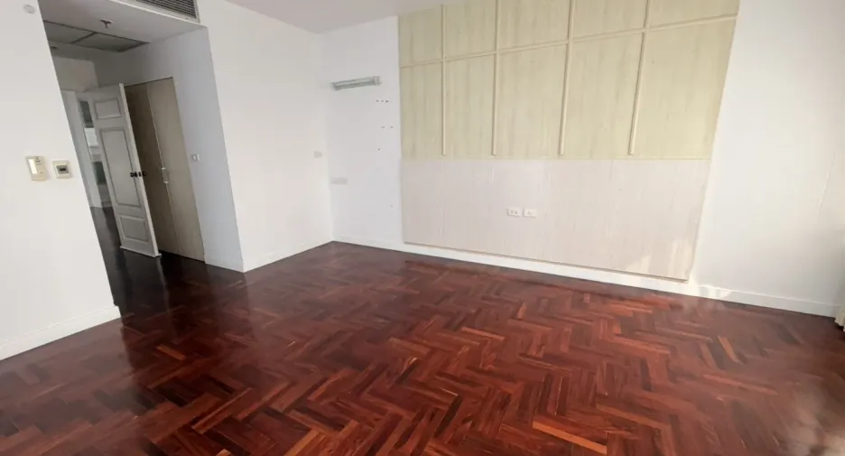 For rent 3 bedrooms condo in Khlong Toei, Bangkok