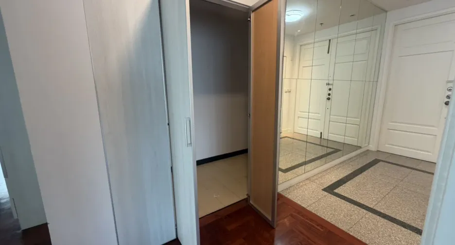 For rent 3 bedrooms condo in Khlong Toei, Bangkok