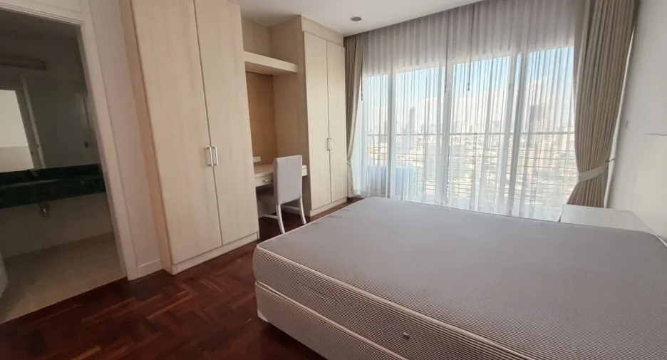 For rent 3 bedrooms condo in Khlong Toei, Bangkok
