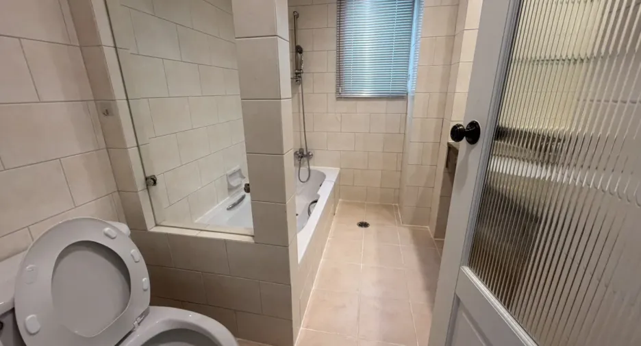For rent 3 bedrooms condo in Khlong Toei, Bangkok