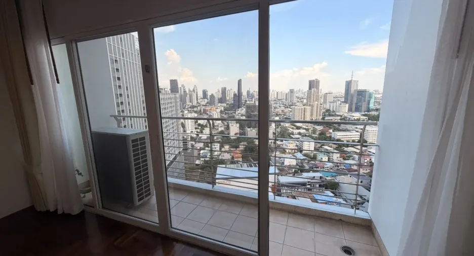 For rent 3 bedrooms condo in Khlong Toei, Bangkok