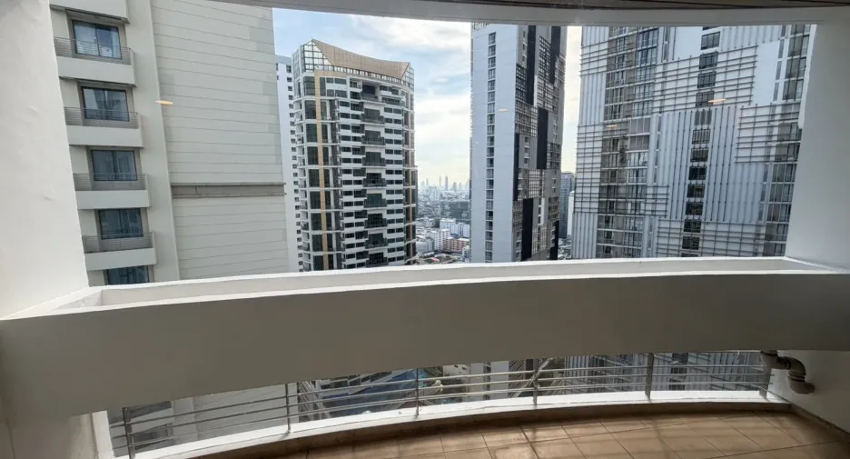 For rent 3 bedrooms condo in Khlong Toei, Bangkok