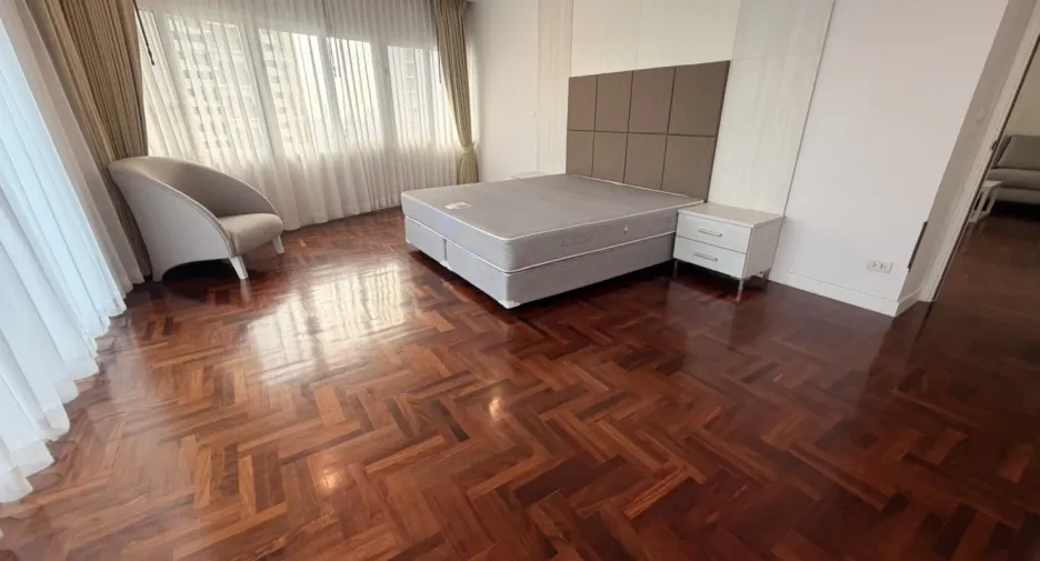 For rent 3 bedrooms condo in Khlong Toei, Bangkok