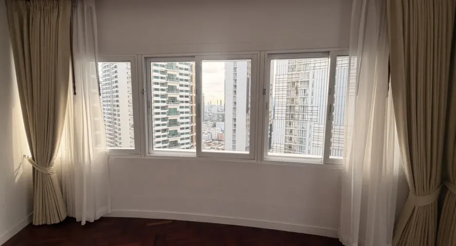For rent 3 bedrooms condo in Khlong Toei, Bangkok