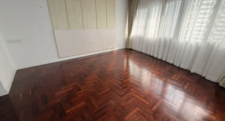 For rent 3 bedrooms condo in Khlong Toei, Bangkok