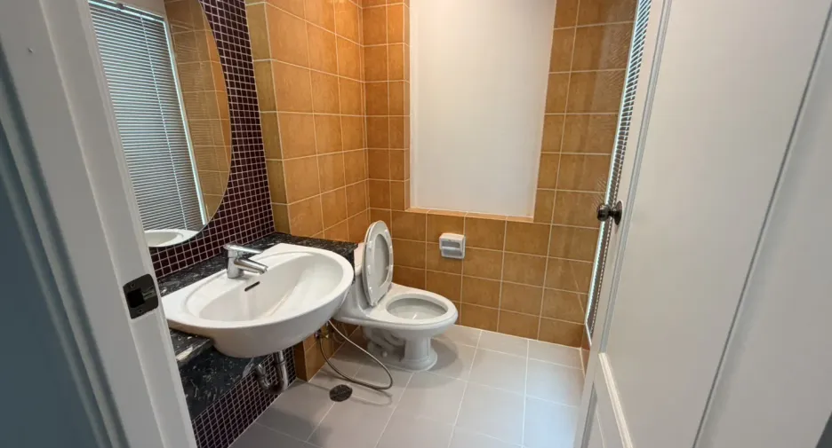 For rent 3 bedrooms condo in Khlong Toei, Bangkok